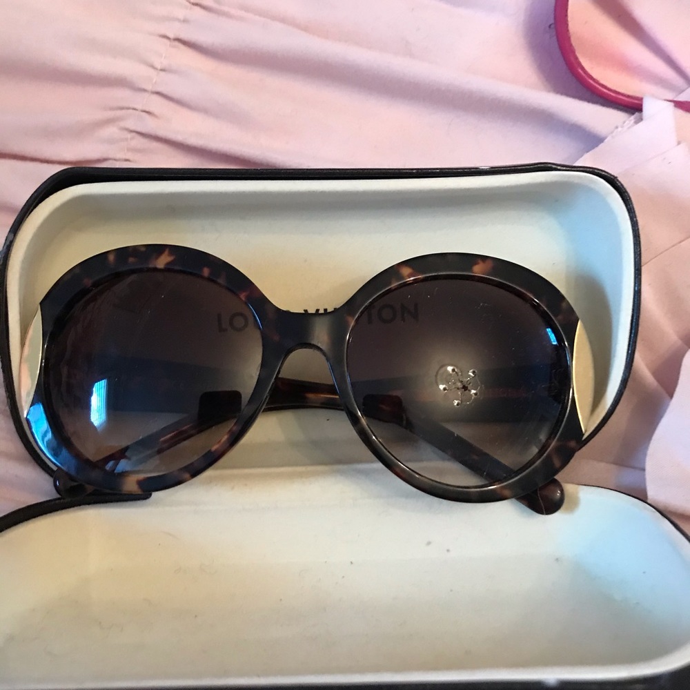 Genuine Louis Vuitton sunglasses with receipt
